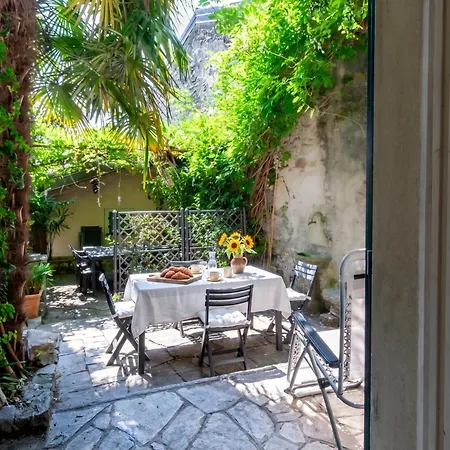 Al 19 - Among Alleys And View Hébergement de vacances